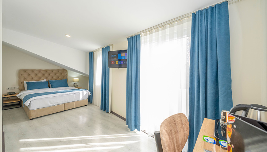 ../images/room/balcony-triple-room/1.jpg